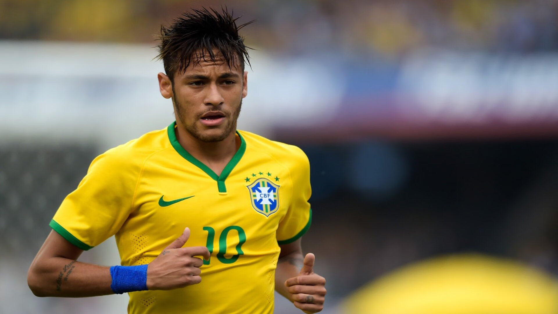 “飞盘争夺:三叉湖田径场上演极速空中对抗”